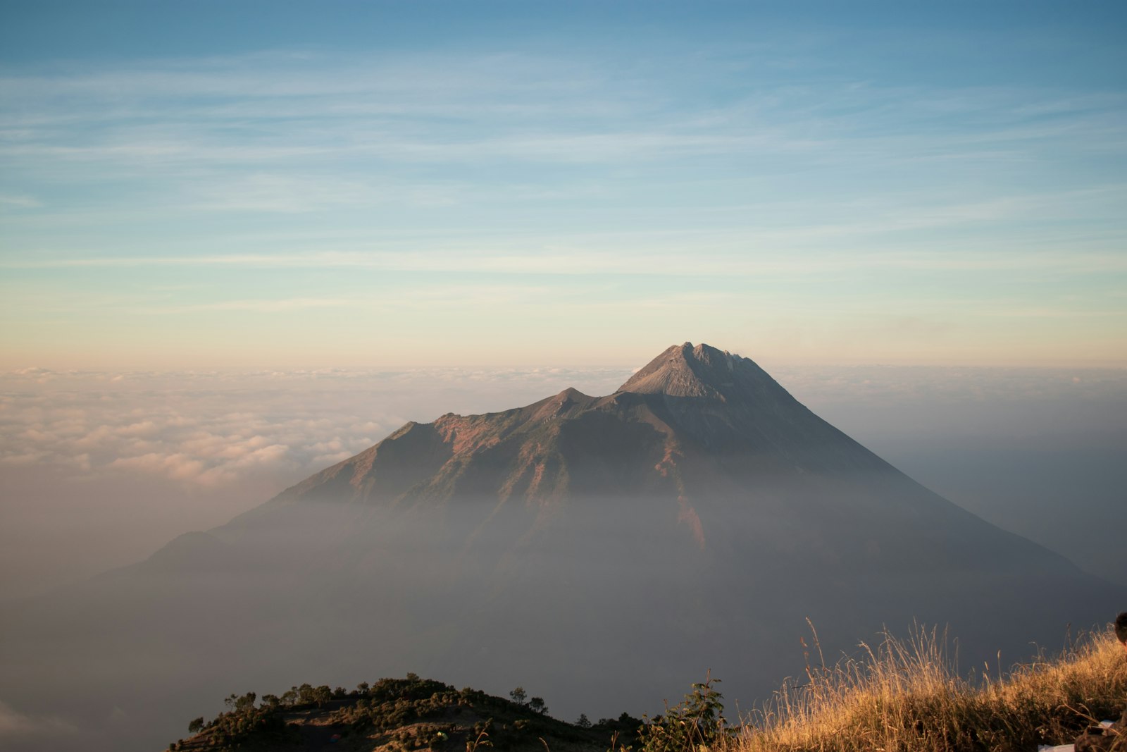 Mountain sunrise above clouds, golden light, dramatic sky, scenic highland viewpoint Sri Lanka